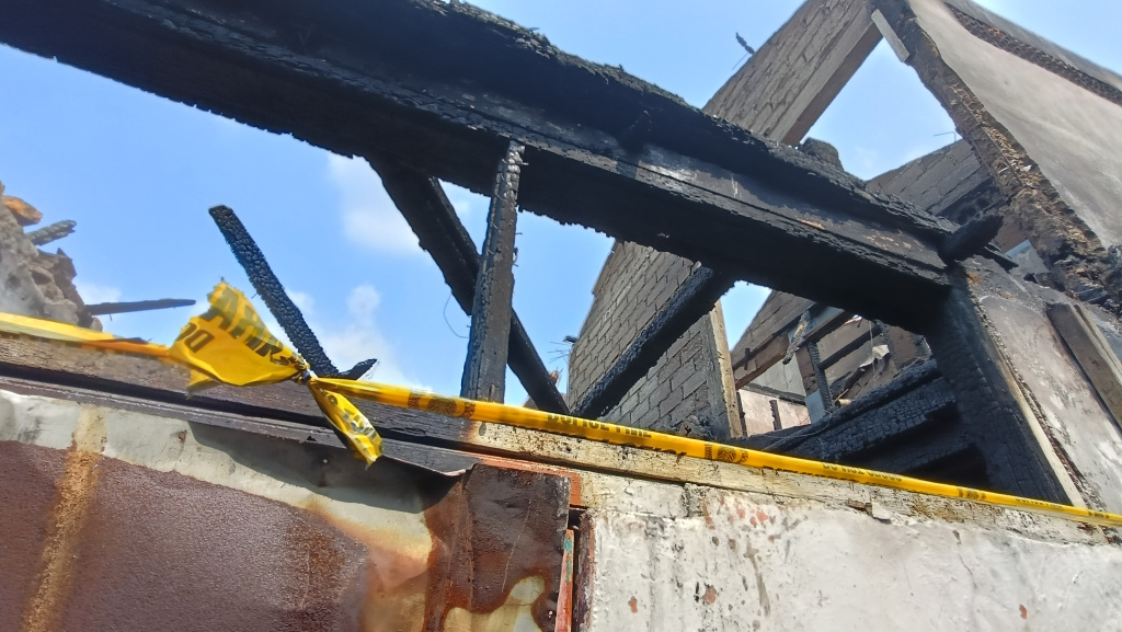 Kebakaran Rumah di Bukit Duri, Jaksel, 4 Anak Tewas Warga melihat rumah yang terbakar di Jalan Kutilang, Bukit Duri, Tebet, Jakarta Selatan, Sabtu (19/7/2025). (Beritanasional.com/ Oke Atmaja)