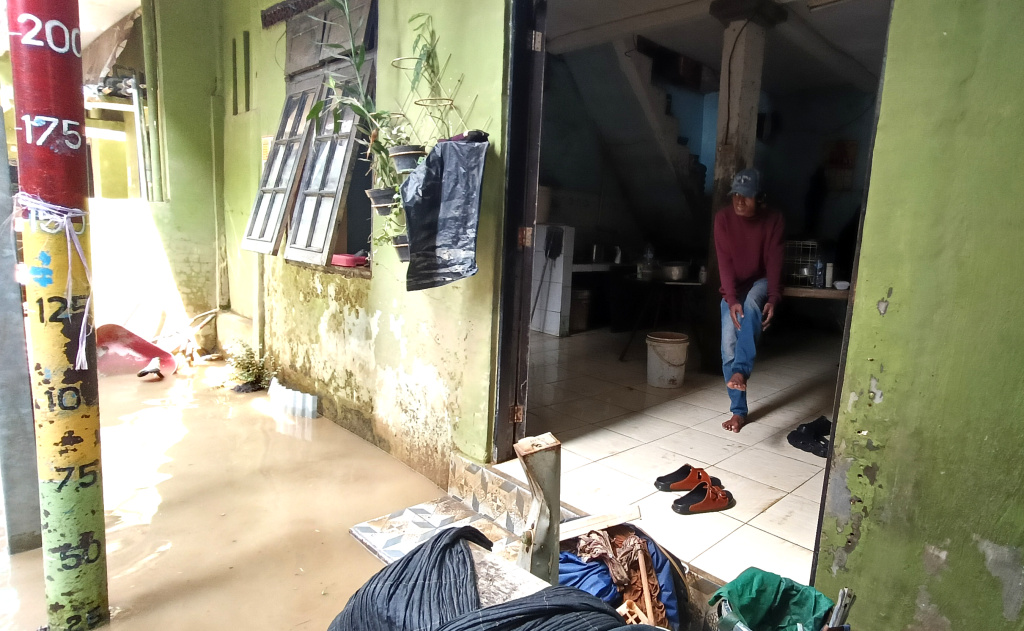 Kebon Pala Jaktim Masih Terendam Banjir Warga melintasi banjir di Kebon Pala, Jatinegara, Jakarta Timur, Senin (7/7/2025). (Beritanasional.com/Oke Atmaja)