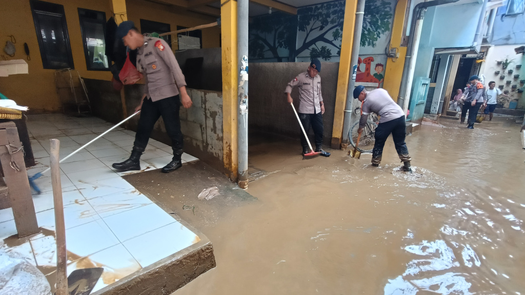 Kebon Pala Jaktim Masih Terendam Banjir Warga melintasi banjir di Kebon Pala, Jatinegara, Jakarta Timur, Senin (7/7/2025). (Beritanasional.com/Oke Atmaja)