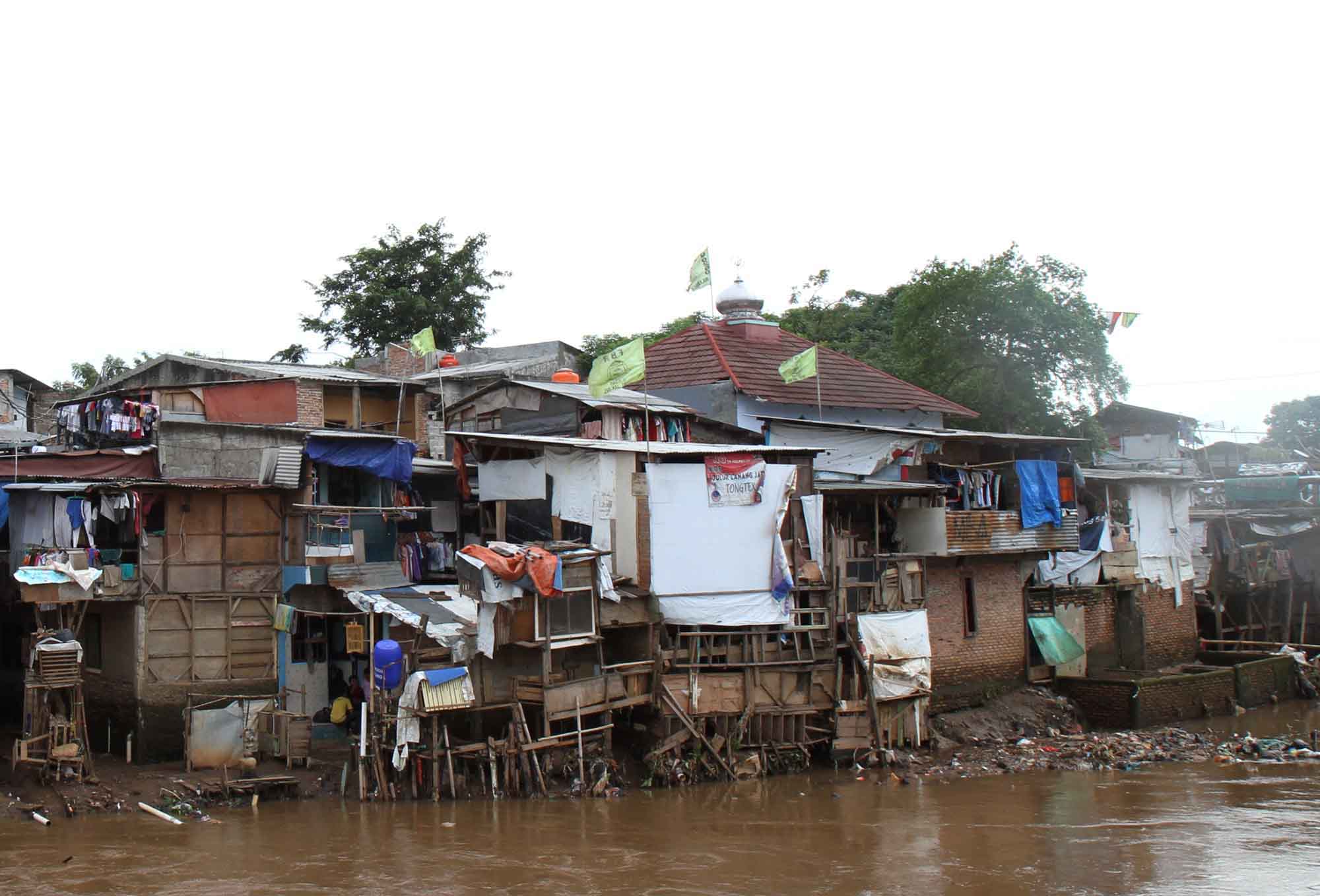 Warga mengambil air di aliran Sungai Ciliwung, Manggarai, Jakarta, Selasa (30/7/2024).(BeritaNasional.com/Oke Atmaja)