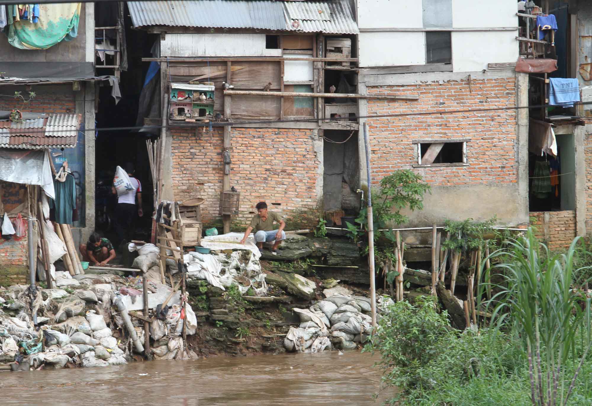 Warga mengambil air di aliran Sungai Ciliwung, Manggarai, Jakarta, Selasa (30/7/2024).(BeritaNasional.com/Oke Atmaja)