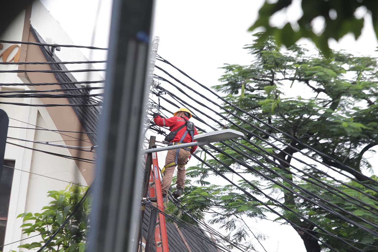 Petugas melakukan perbaikan jaringan kabel Listrik di Jalan Hang Lekir I, Senayan, Jakarta, Sabtu (1/3/2025). (Beritanasional.com/Oke Atmaja)