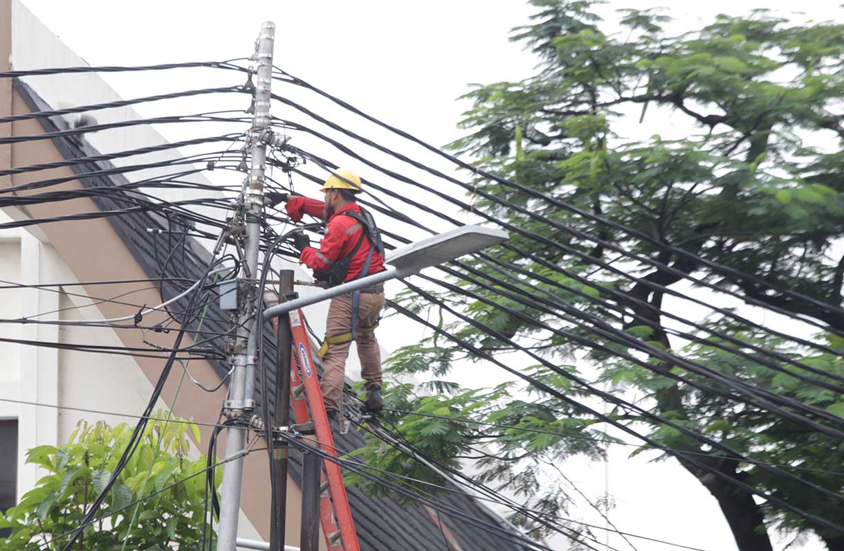 Petugas melakukan perbaikan jaringan kabel Listrik di Jalan Hang Lekir I, Senayan, Jakarta, Sabtu (1/3/2025). (Beritanasional.com/Oke Atmaja)