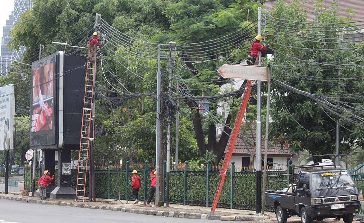 Petugas melakukan perbaikan jaringan kabel Listrik di Jalan Hang Lekir I, Senayan, Jakarta, Sabtu (1/3/2025). (Beritanasional.com/Oke Atmaja)