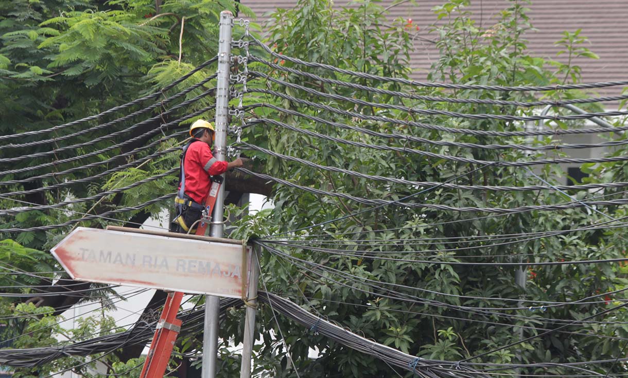 Petugas melakukan perbaikan jaringan kabel Listrik di Jalan Hang Lekir I, Senayan, Jakarta, Sabtu (1/3/2025). (Beritanasional.com/Oke Atmaja)