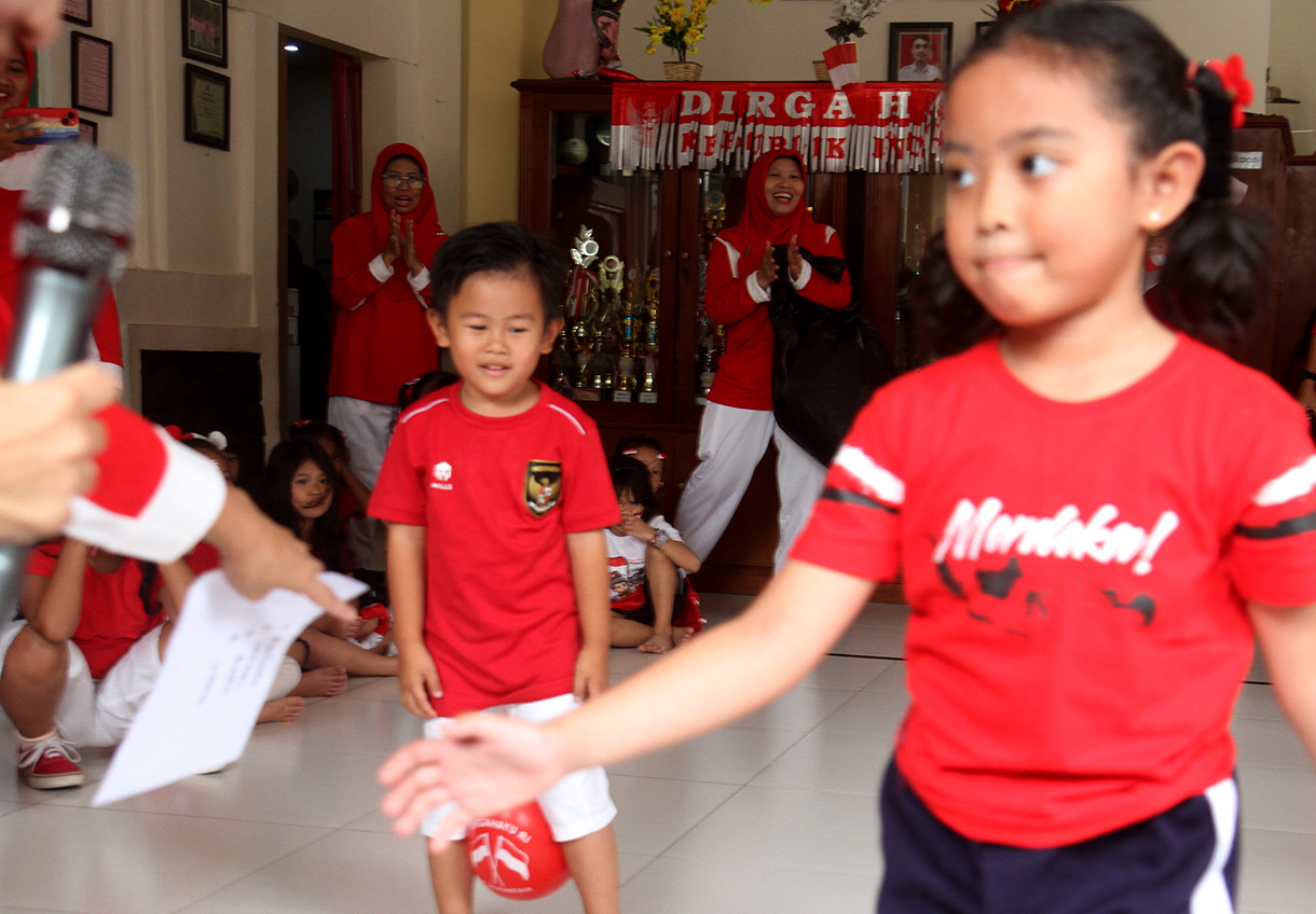 Siswa TK mengikuti lomba lari menggunakan balon di TKN Tegal, Jakarta, Jumat (16/8/2024). (BeritaNasional.com/ Oke Atmaja)