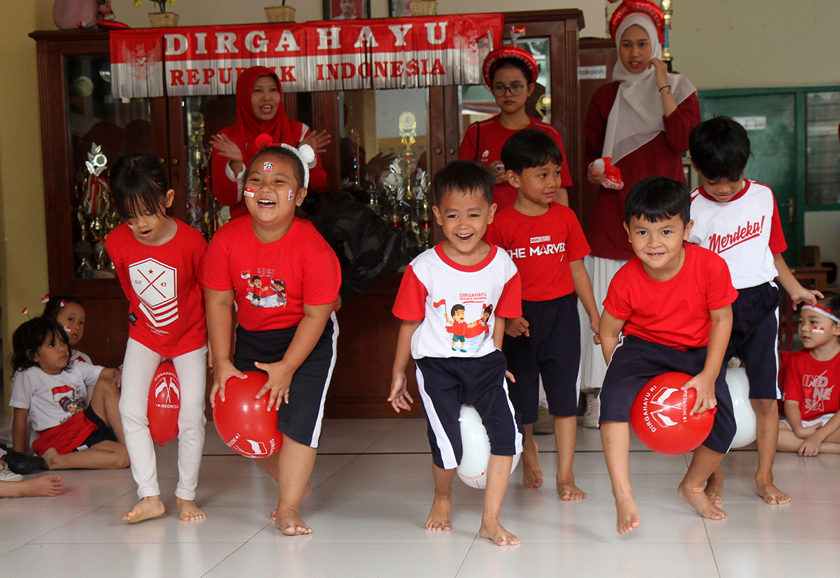 Siswa TK mengikuti lomba lari menggunakan balon di TKN Tegal, Jakarta, Jumat (16/8/2024). (BeritaNasional.com/ Oke Atmaja)