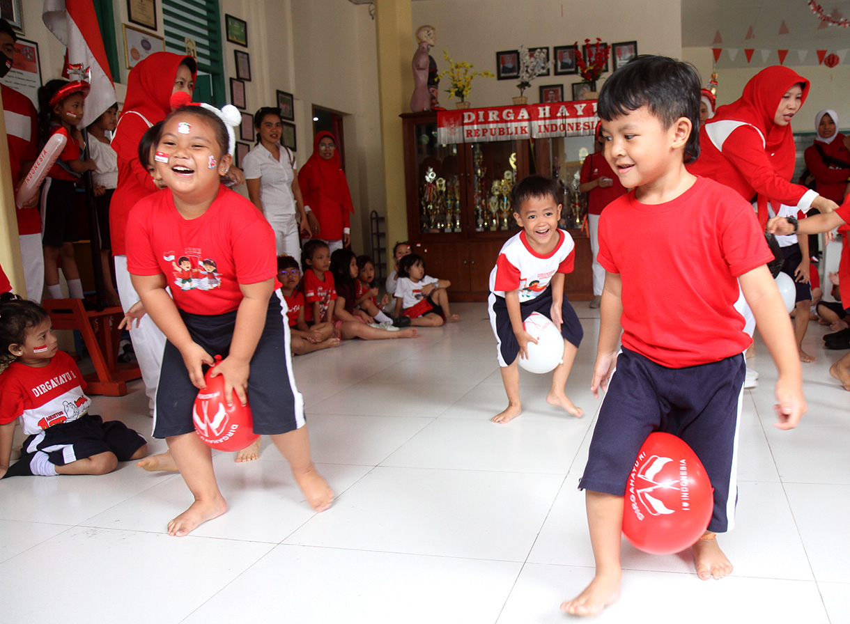 Siswa TK mengikuti lomba lari menggunakan balon di TKN Tegal, Jakarta, Jumat (16/8/2024). (BeritaNasional.com/ Oke Atmaja)