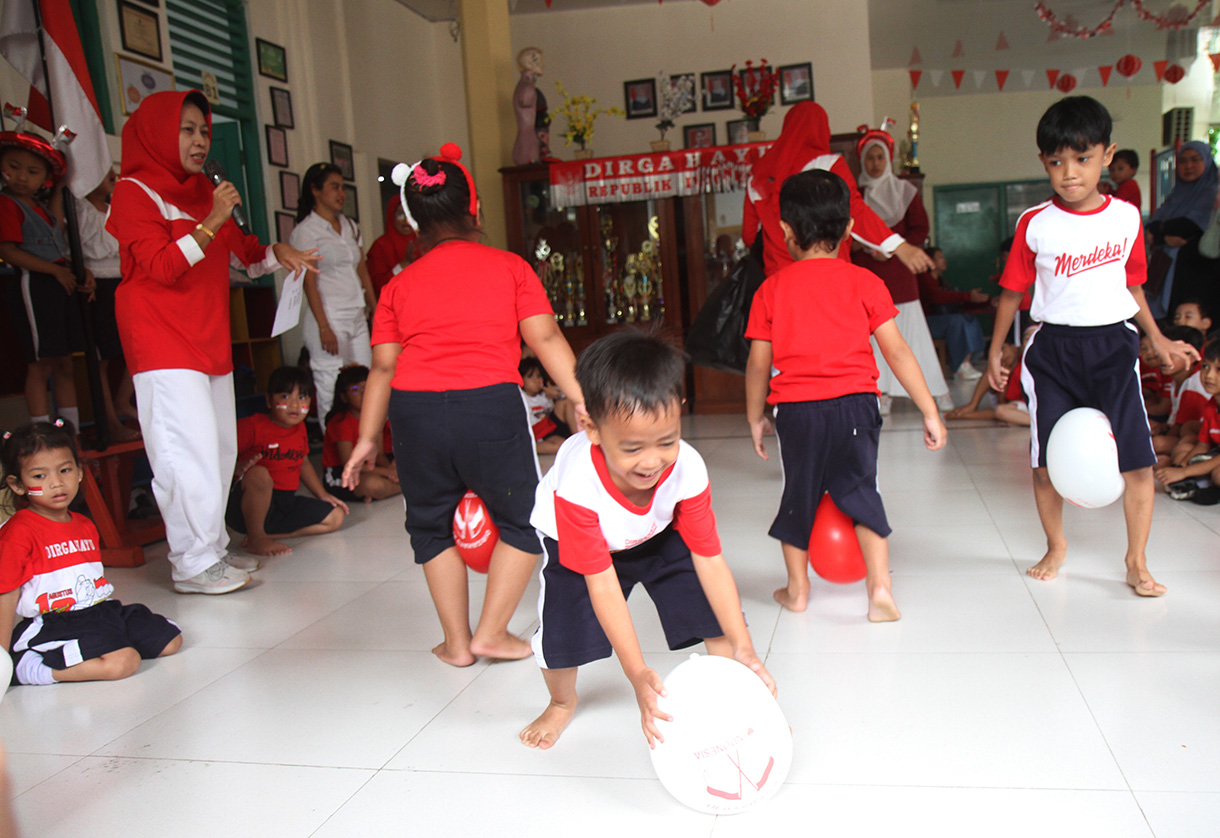 Siswa TK mengikuti lomba lari menggunakan balon di TKN Tegal, Jakarta, Jumat (16/8/2024). (BeritaNasional.com/ Oke Atmaja)