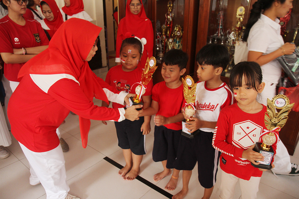 Siswa TK mengikuti lomba lari menggunakan balon di TKN Tegal, Jakarta, Jumat (16/8/2024). (BeritaNasional.com/ Oke Atmaja)