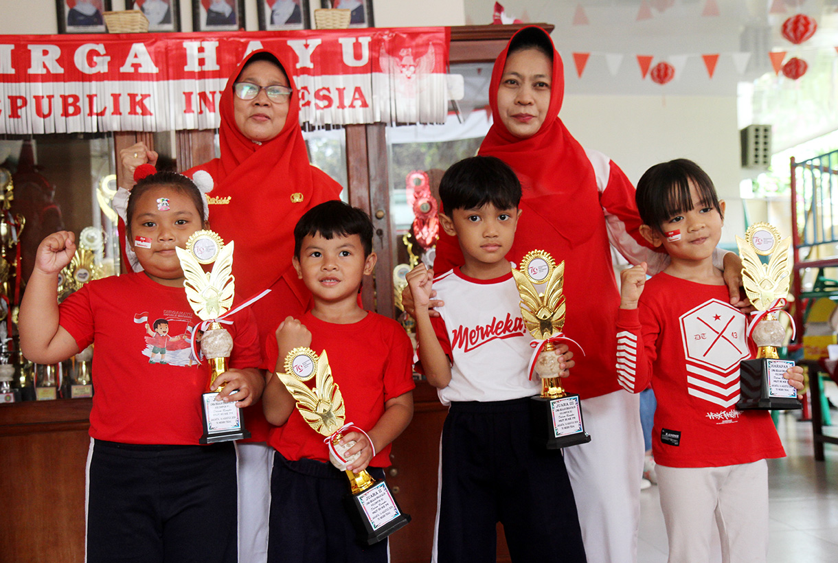 Siswa TK mengikuti lomba lari menggunakan balon di TKN Tegal, Jakarta, Jumat (16/8/2024). (BeritaNasional.com/ Oke Atmaja)