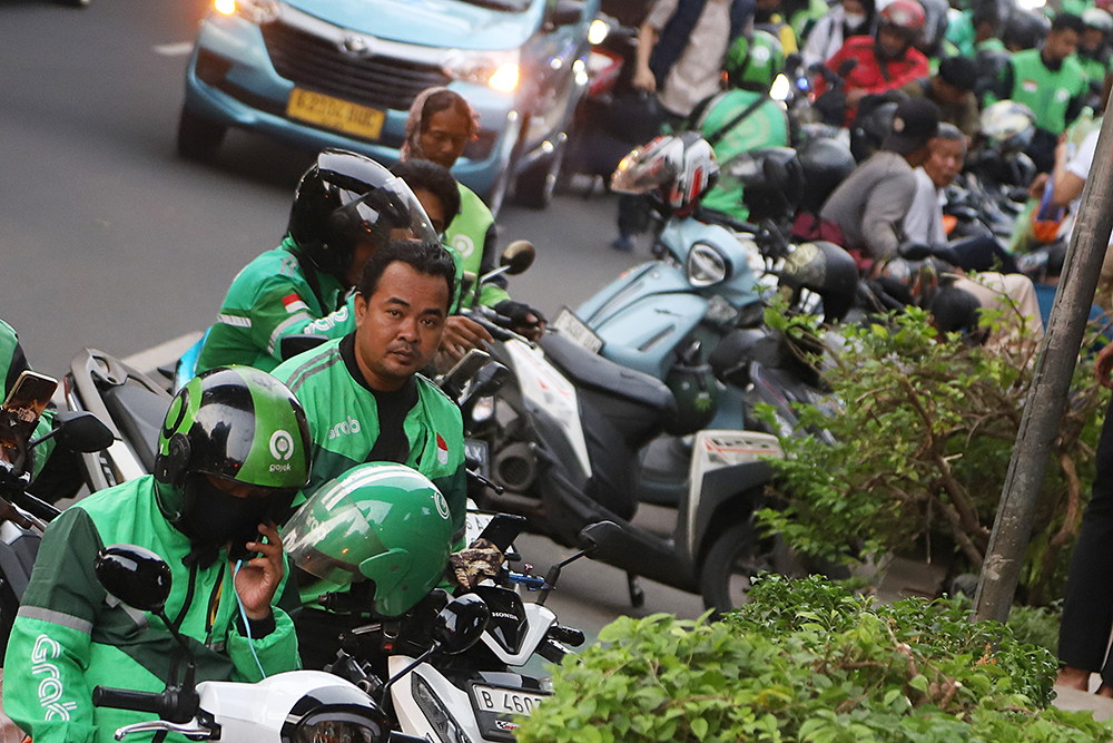Kecewa Pelanggaran Regulasi Aplikator, 20 Mei Ojol Rencana Gelar Aksi Akbar Ojol menunggu penumpang di kawasan stasiun Palmerah. (BeritaNasional/Elvis Sendouw)