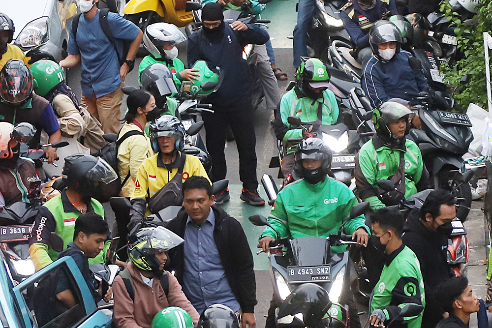 Kecewa Pelanggaran Regulasi Aplikator, 20 Mei Ojol Rencana Gelar Aksi Akbar Ojol menunggu penumpang di kawasan stasiun Palmerah. (BeritaNasional/Elvis Sendouw)