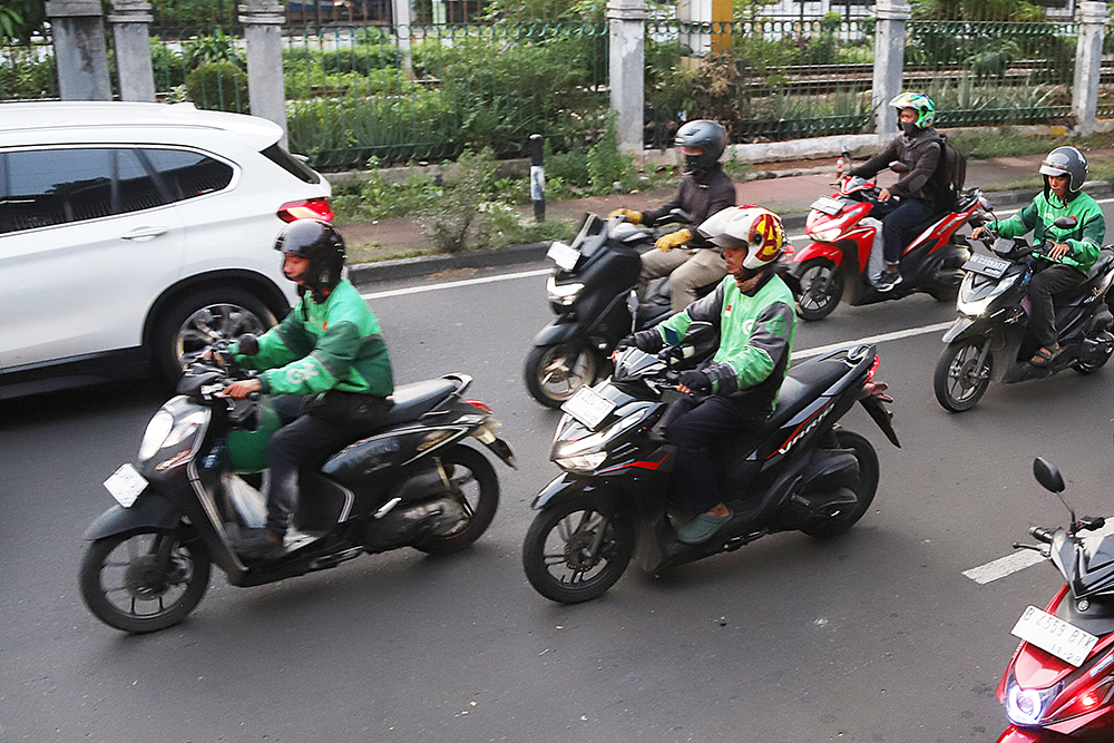 Kecewa Pelanggaran Regulasi Aplikator, 20 Mei Ojol Rencana Gelar Aksi Akbar Ojol menunggu penumpang di kawasan stasiun Palmerah. (BeritaNasional/Elvis Sendouw)