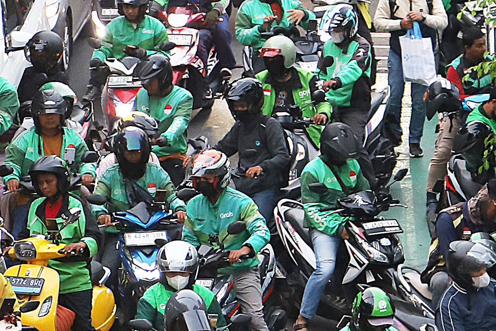 Kecewa Pelanggaran Regulasi Aplikator, 20 Mei Ojol Rencana Gelar Aksi Akbar Ojol menunggu penumpang di kawasan stasiun Palmerah. (BeritaNasional/Elvis Sendouw)