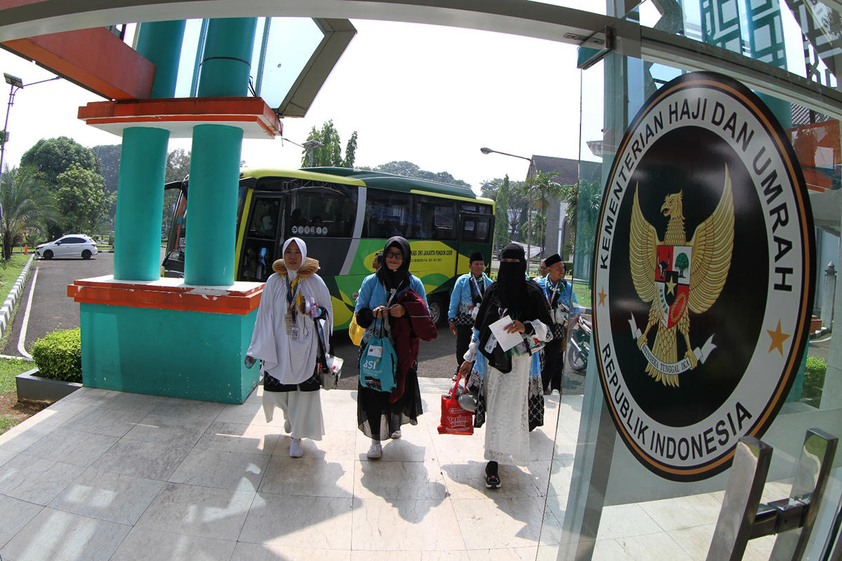 Jamaah calon haji tiba di Asrama Haji Pondok Gede, Jakarta, Selasa (21/4/2026). (Beritanasional.com/Oke Atmaja)