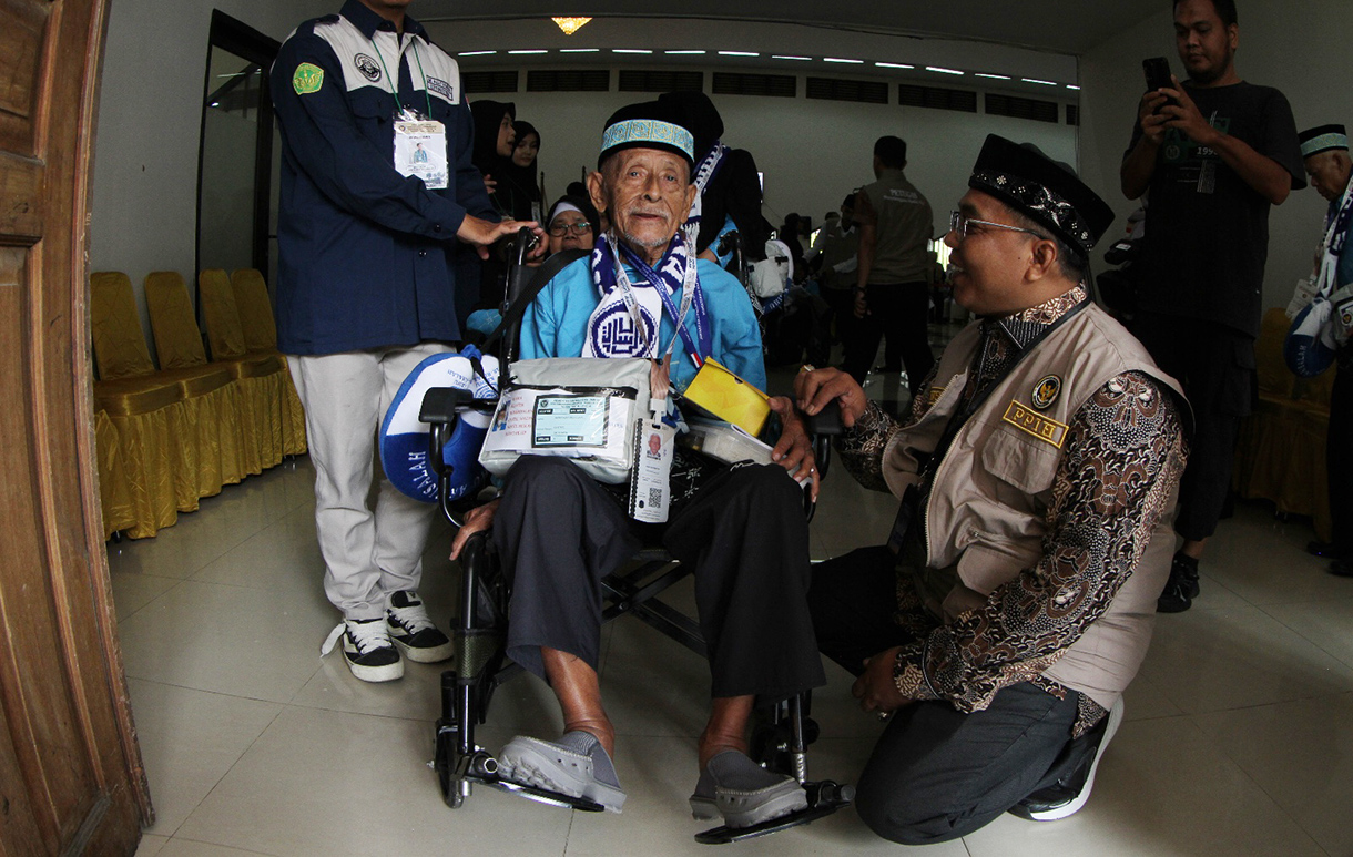 Jamaah calon haji tiba di Asrama Haji Pondok Gede, Jakarta, Selasa (21/4/2026). (Beritanasional.com/Oke Atmaja)