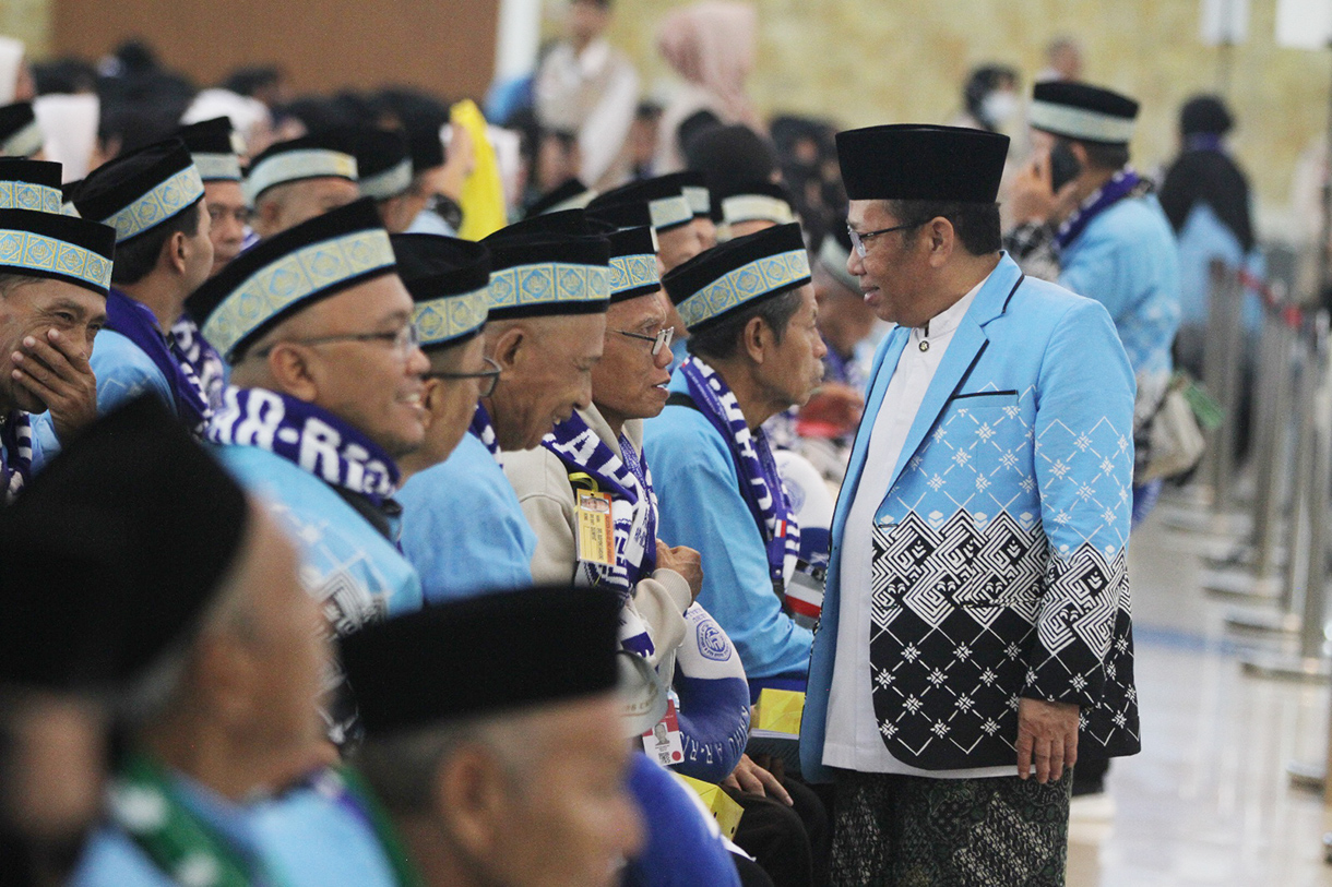 Jamaah calon haji tiba di Asrama Haji Pondok Gede, Jakarta, Selasa (21/4/2026). (Beritanasional.com/Oke Atmaja)