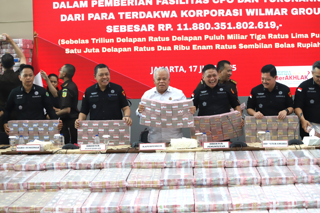 Kejagung Sita 11 triliun Lebih Terkait korupsi Ekspor CPO Petugas merapikan barang bukti uang sitaan saat konferensi pers kasus korupsi ekspor crude palm oil (CPO) di Gedung Bundar Jampidus Kejaksaaan Agung (Kejagung), Jakarta, Selasa (17/6/2025). (Beritanasional.com/Oke Atmaja)
