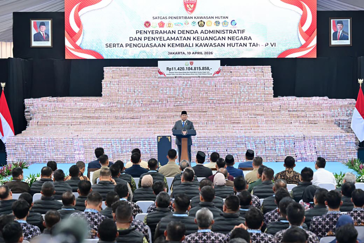 Presiden Prabowo Subianto menyampaikan pidato pada kegiatan Penyerahan Denda Administratif dan Penyelamatan Keuangan Negara serta Penguasaan Kembali Kawasan Hutan Tahap VI di Gedung Bundar Kejaksaan Agung di Jakarta, Jumat (10/4/2026). (Biropers)