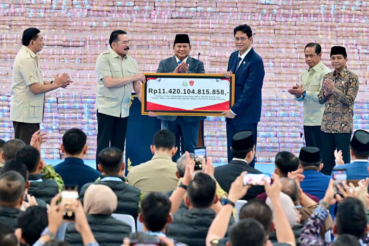 Presiden Prabowo Subianto menyampaikan pidato pada kegiatan Penyerahan Denda Administratif dan Penyelamatan Keuangan Negara serta Penguasaan Kembali Kawasan Hutan Tahap VI di Gedung Bundar Kejaksaan Agung di Jakarta, Jumat (10/4/2026). (Biropers)