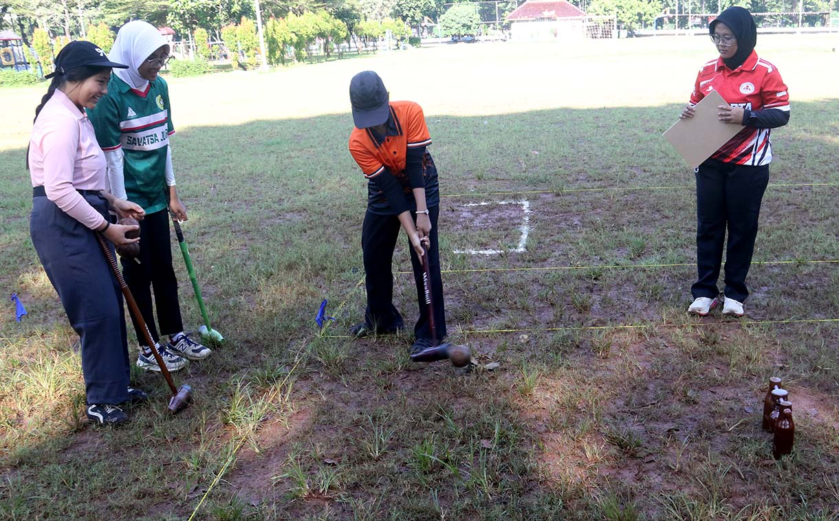 Sekjen DPP IKM B Moulevey Rajo Mudo (kanan), Wakil Ketua Umum Bidang Hukum dan HAM Defrizal Djaros (kiri) memberikan keterangan usai melaporkan Permadi Arya aka Abu Janda) ke Bareskrim Polri, Jakarta, Selasa (26/5).  (Beritanasional.com/Oke Atmaja)