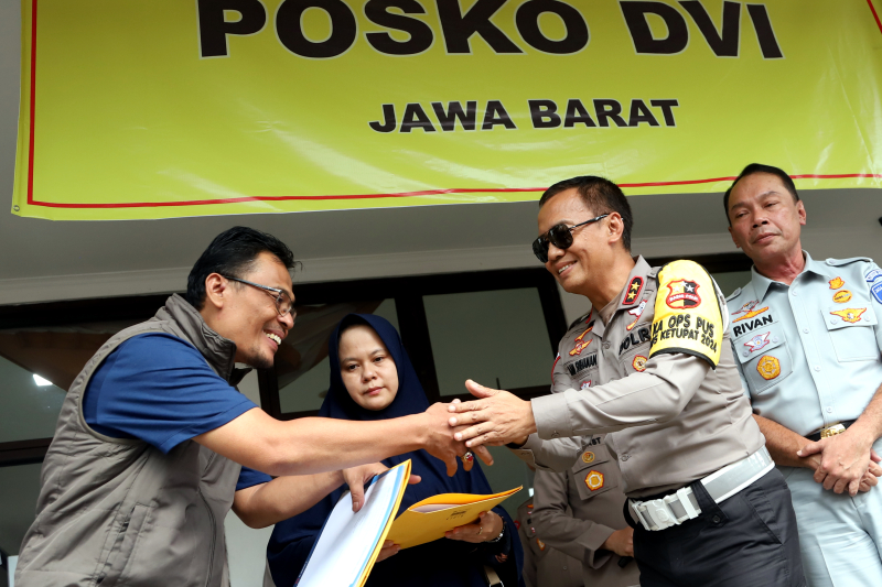 Polri bersama PT Jasa Raharja berikan santunan kepada keluarga korban kecelakaan maut km 58 Jakarta-Cikampek.  (BeritaNasional/Elvis Sendouw)