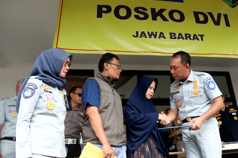 Polri bersama PT Jasa Raharja berikan santunan kepada keluarga korban kecelakaan maut km 58 Jakarta-Cikampek.  (BeritaNasional/Elvis Sendouw)