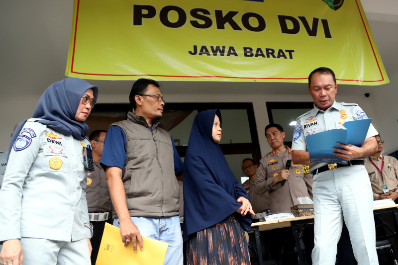 Polri bersama PT Jasa Raharja berikan santunan kepada keluarga korban kecelakaan maut km 58 Jakarta-Cikampek.  (BeritaNasional/Elvis Sendouw)