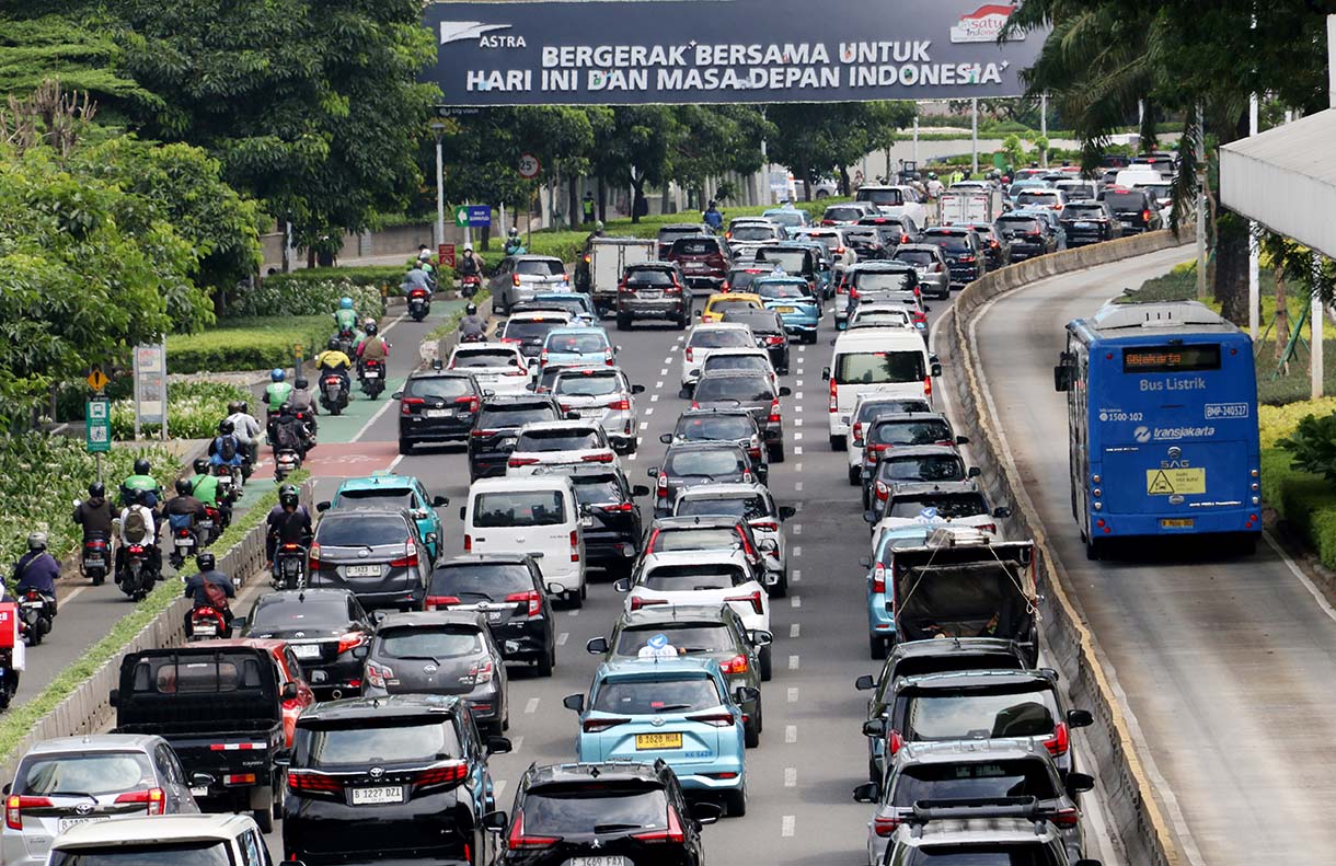 Sejumlah mobil terjebak macet di Jalan Jenderal sudirman, Jakarta, Kamis (11/9/2025).  (Beritanasional.com/Oke Atmaja)