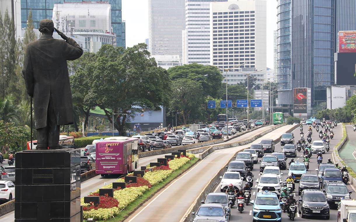 Sejumlah mobil terjebak macet di Jalan Jenderal sudirman, Jakarta, Kamis (11/9/2025).  (Beritanasional.com/Oke Atmaja)