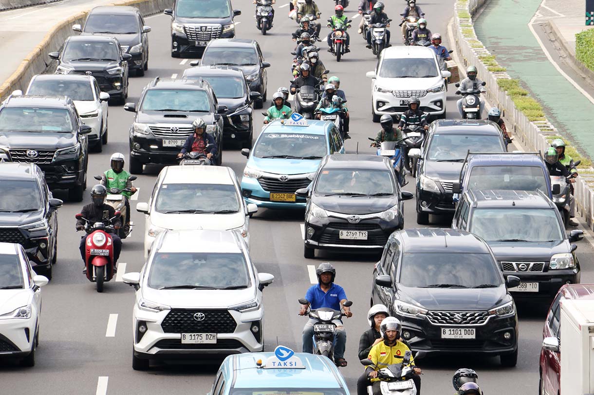 Sejumlah mobil terjebak macet di Jalan Jenderal sudirman, Jakarta, Kamis (11/9/2025).  (Beritanasional.com/Oke Atmaja)