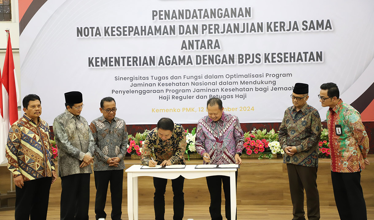 Menteri Agama Nasaruddin Umar (kedua kiri) dan Direktur Utama BPJS Kesehatan Ali Ghufron Mukti (tengah) menunjukkan naskah kerja sama usai penandatanganan yang disaksikan Menko Bidang Pembangunan Manusia dan Kebudayaan Pratikno (kiri), Kepala Badan Penyelenggaraan Haji Mochamad Irfan Yusuf (kedua kanan) dan Kepala Pelaksana BPKH Fadlul Imansyah (kanan) di Jakarta, Kamis (12/12/2024).  (BeritaNasional.com/Oke Atmaja)