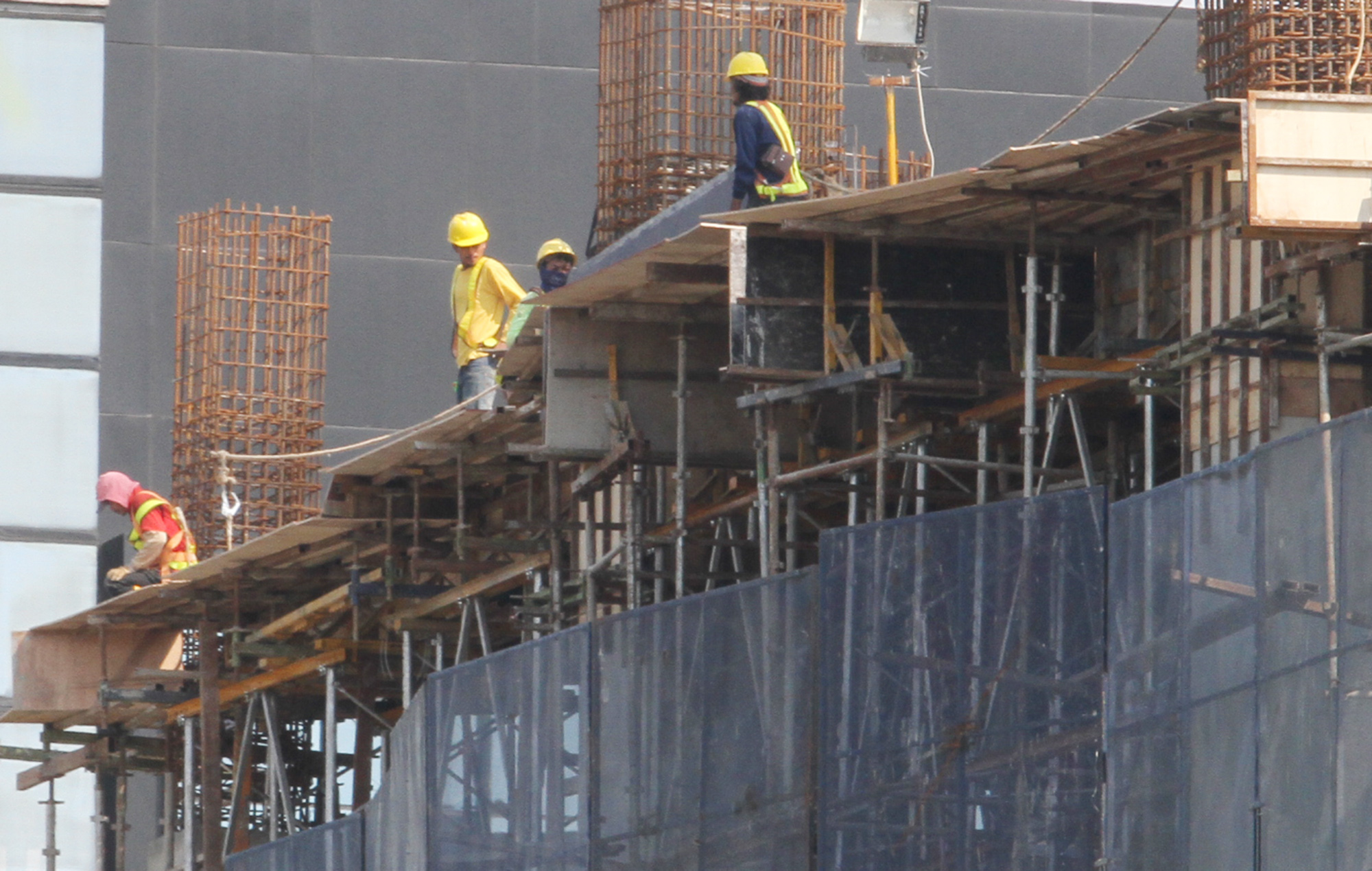 Pekerja menyelesaikan pembangunan proyek gedung di Kawasan Tanah Abang, Jakarta Minggu (2/2/2024).  (BeritaNasional/Oke Atmaja)