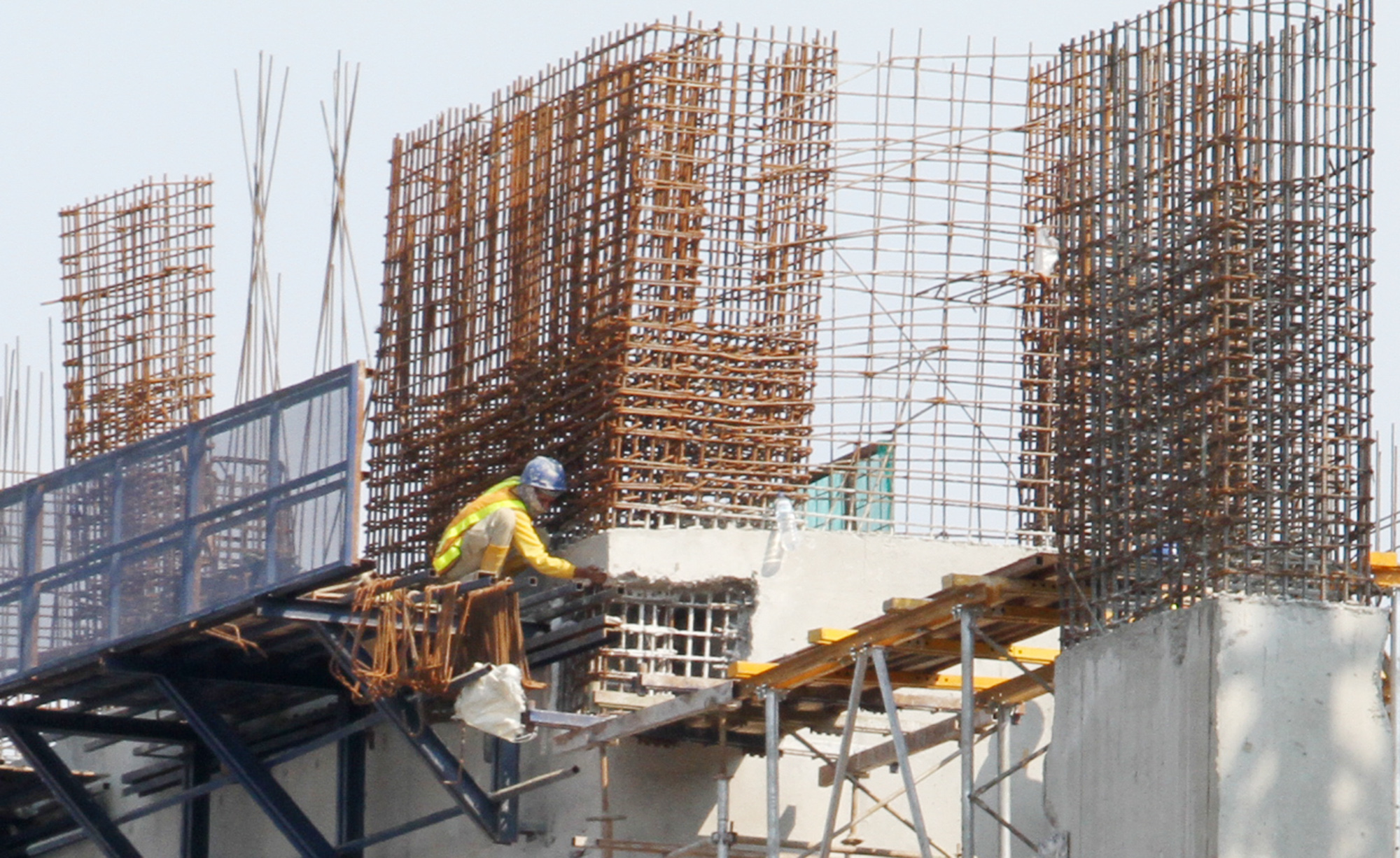 Pekerja menyelesaikan pembangunan proyek gedung di Kawasan Tanah Abang, Jakarta Minggu (2/2/2024).  (BeritaNasional/Oke Atmaja)