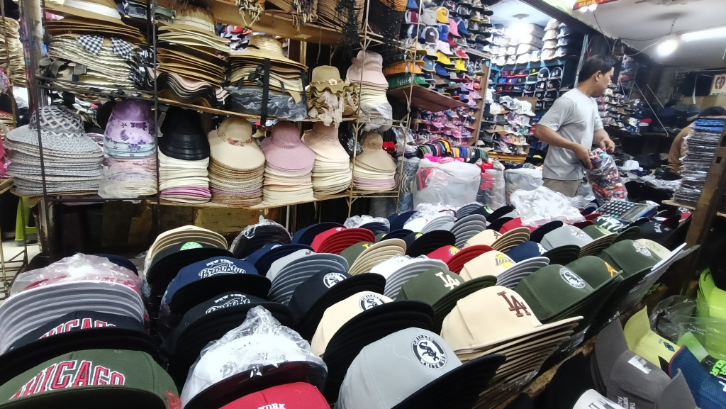 Kemendag Optimis Sektor Ritel Tumbuh Positif Penjual merapikan daganganya di pasar Tanah Abang, Jakarta, Rabu (14/5/2025). (Beritanasional.com/Oke Atmaja)
