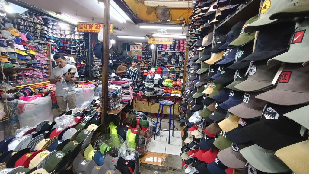 Kemendag Optimis Sektor Ritel Tumbuh Positif Penjual merapikan daganganya di pasar Tanah Abang, Jakarta, Rabu (14/5/2025). (Beritanasional.com/Oke Atmaja)