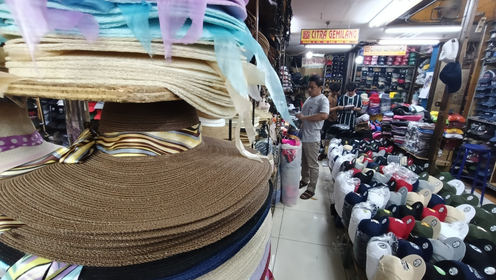 Kemendag Optimis Sektor Ritel Tumbuh Positif Penjual merapikan daganganya di pasar Tanah Abang, Jakarta, Rabu (14/5/2025). (Beritanasional.com/Oke Atmaja)