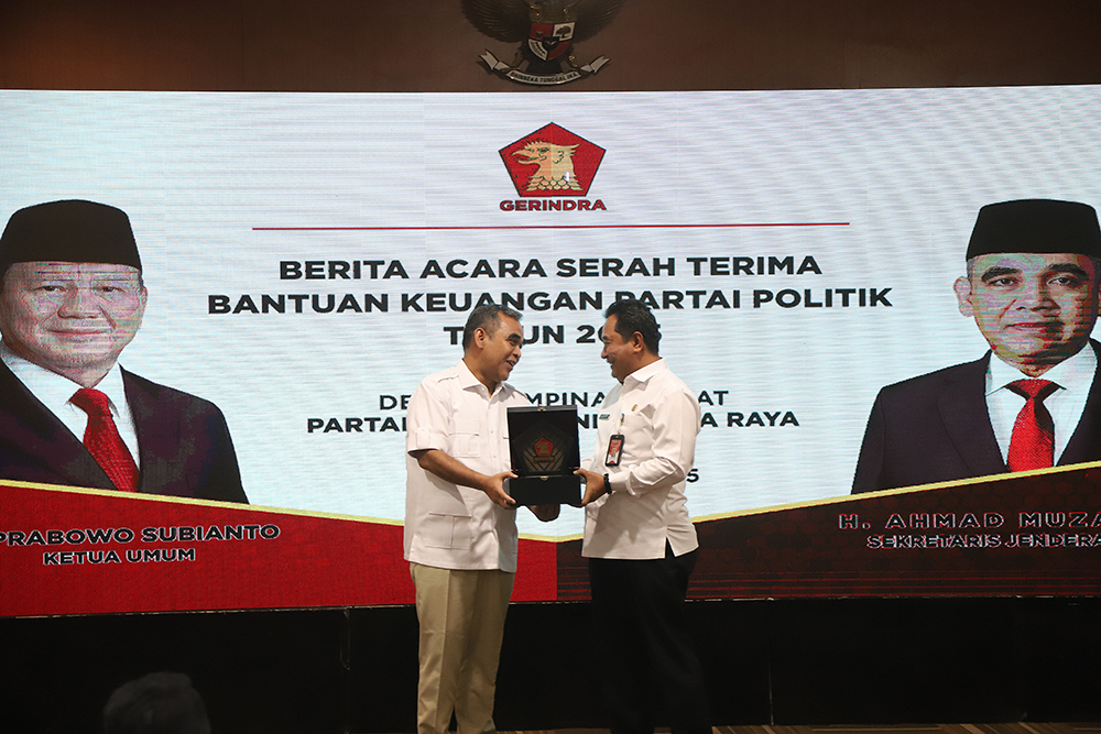 Kemendagri Beri Dana Bantuan ke Partai Gerindra Serah terima bantuan keuangan Partai Politik (Parpol) Tahun 2025 . (BeritaNasional/Elvis Sendouw)