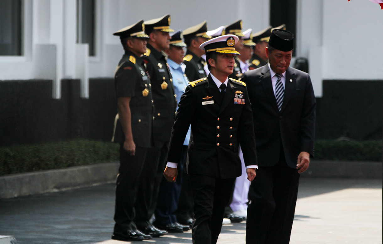Wakil Menteri Pertahanan (Wamenhan) Donny Ermawan (kiri) bersama Panglima Angkatan Bersenjata Singapura Laksamana Madya Aaron Beng (kanan) melakukan inspeksi pasukan saat prosesi penyambutan di Kemenhan, Jakarta, Selasa (22/7/2025).  (Beritanasional.com/Oke Atmaja)