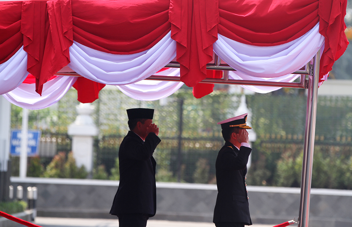 Wakil Menteri Pertahanan (Wamenhan) Donny Ermawan (kiri) bersama Panglima Angkatan Bersenjata Singapura Laksamana Madya Aaron Beng (kanan) melakukan inspeksi pasukan saat prosesi penyambutan di Kemenhan, Jakarta, Selasa (22/7/2025).  (Beritanasional.com/Oke Atmaja)
