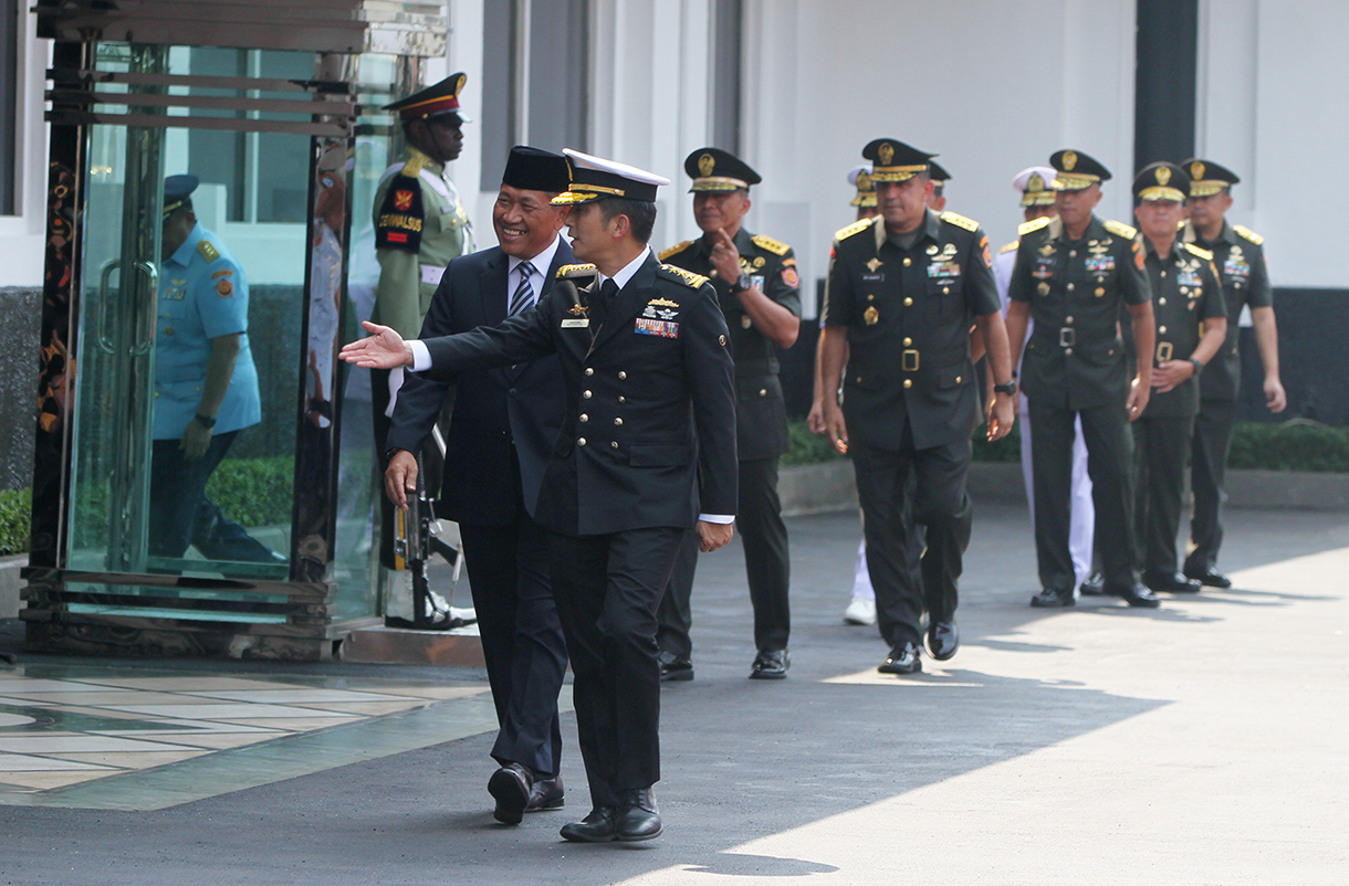 Wakil Menteri Pertahanan (Wamenhan) Donny Ermawan (kiri) bersama Panglima Angkatan Bersenjata Singapura Laksamana Madya Aaron Beng (kanan) melakukan inspeksi pasukan saat prosesi penyambutan di Kemenhan, Jakarta, Selasa (22/7/2025).  (Beritanasional.com/Oke Atmaja)