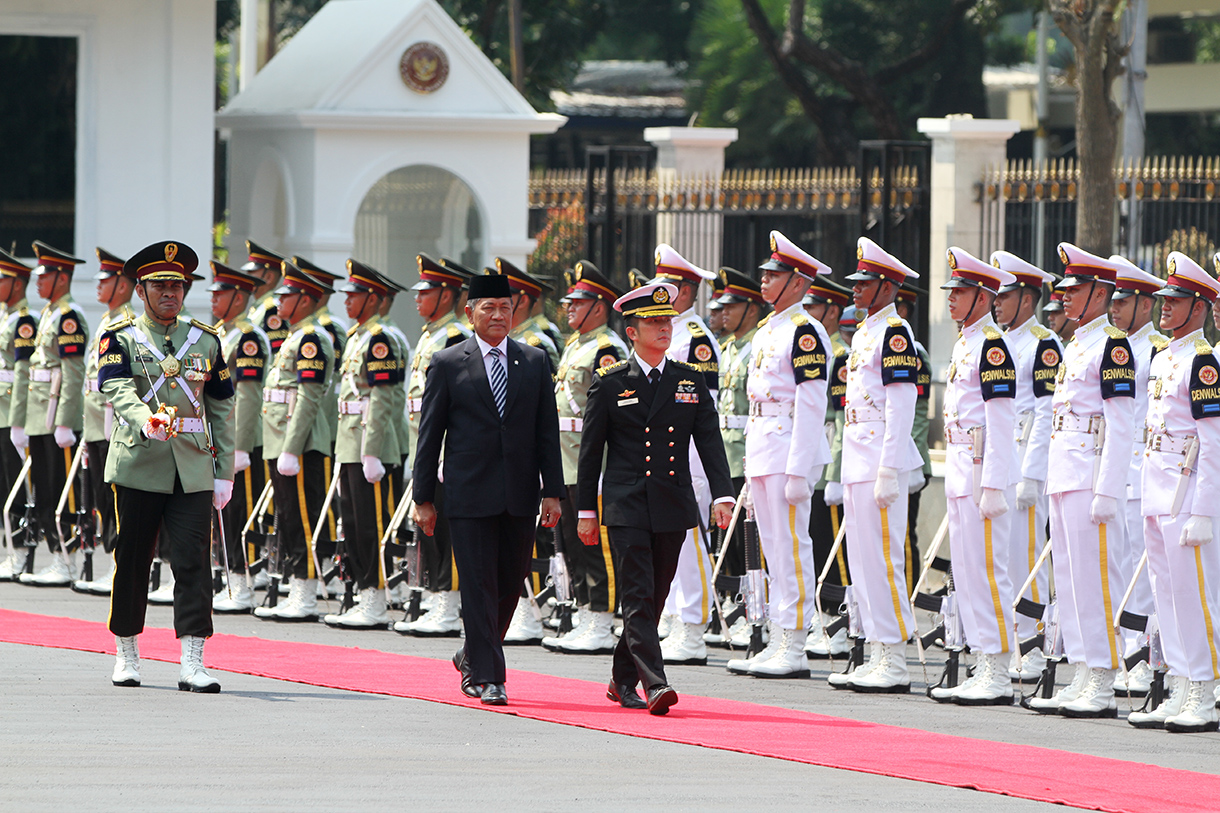 Wakil Menteri Pertahanan (Wamenhan) Donny Ermawan (kiri) bersama Panglima Angkatan Bersenjata Singapura Laksamana Madya Aaron Beng (kanan) melakukan inspeksi pasukan saat prosesi penyambutan di Kemenhan, Jakarta, Selasa (22/7/2025).  (Beritanasional.com/Oke Atmaja)