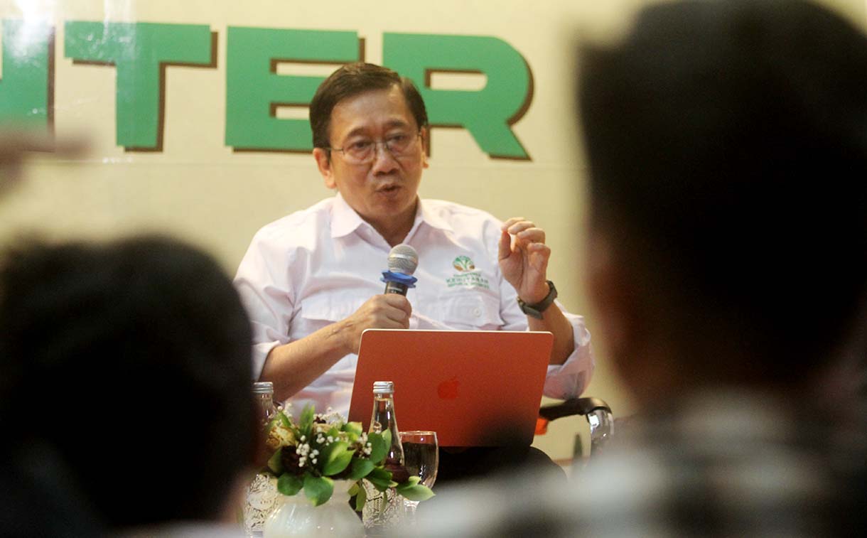 (kanan ke kiri) Direktur Penanganan Konflik Tenurial dan Hutan Adat, Julmansyah bersama Sekretaris Direktorat Jenderal Pengelolaan Hutan Lestari, Saparis dan Kepala Biro Humas dan Kerja Sama Luar Negeri, Krisdianto saat pemaparan di Jakarta, Senin (25/8/2025). (Beritanasional.com/Oke Atmaja)