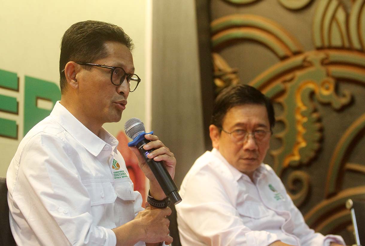 (kanan ke kiri) Direktur Penanganan Konflik Tenurial dan Hutan Adat, Julmansyah bersama Sekretaris Direktorat Jenderal Pengelolaan Hutan Lestari, Saparis dan Kepala Biro Humas dan Kerja Sama Luar Negeri, Krisdianto saat pemaparan di Jakarta, Senin (25/8/2025). (Beritanasional.com/Oke Atmaja)