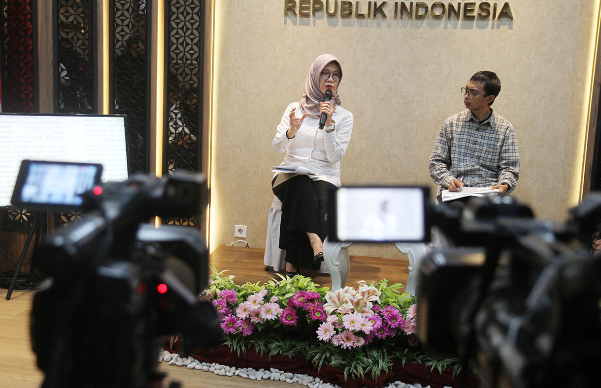 Deputi Bidang Koordinasi Peningkatan Kualitas Anak, Perempuan, dan Pemuda Kemenko PMK, Woro Srihastuti Sulistyaningrum, memberikan penjelasan terkait upaya peningkatan kualitas anak, perempuan, dan pemuda saat Kemenko PMK menggelar Diskusi Deputy Meet The Press Media Center Kemenko PMK, Jakarta, pada Senin (7/10/2024). (BeritaNasional.com/Oke Atmaja)