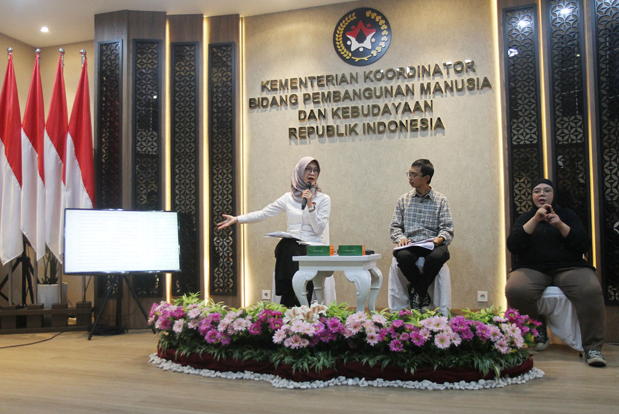 Deputi Bidang Koordinasi Peningkatan Kualitas Anak, Perempuan, dan Pemuda Kemenko PMK, Woro Srihastuti Sulistyaningrum, memberikan penjelasan terkait upaya peningkatan kualitas anak, perempuan, dan pemuda saat Kemenko PMK menggelar Diskusi Deputy Meet The Press Media Center Kemenko PMK, Jakarta, pada Senin (7/10/2024). (BeritaNasional.com/Oke Atmaja)