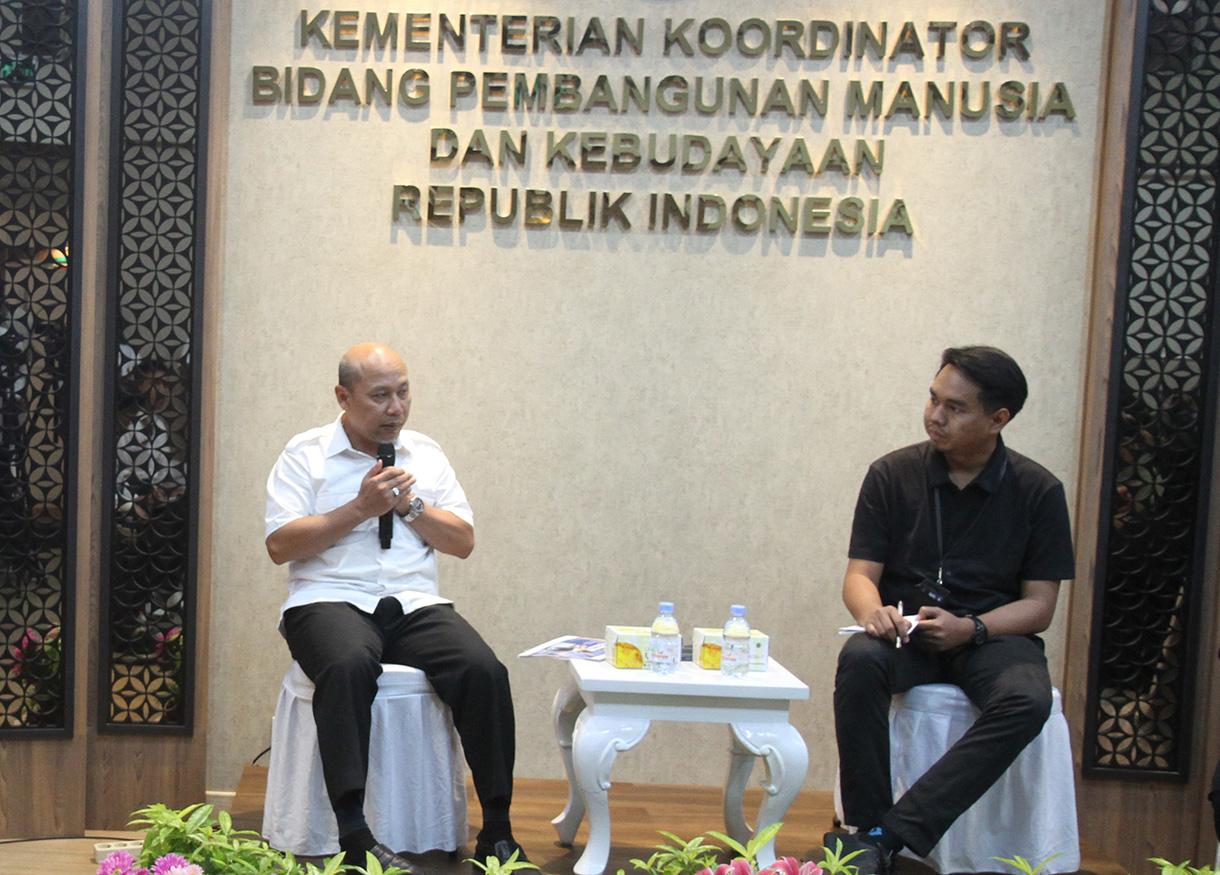 Plt. Deputi VI Kemenko PMK Warsito memberikan keterangan saat Kemenko PMK menggelar acara diskusi Deputy Meet The Press Deputi 6 di Media Center Kemenko PMK, Jakarta, Senin (19/8/2024). (BeritaNasional.com/ Oke Atmaja)