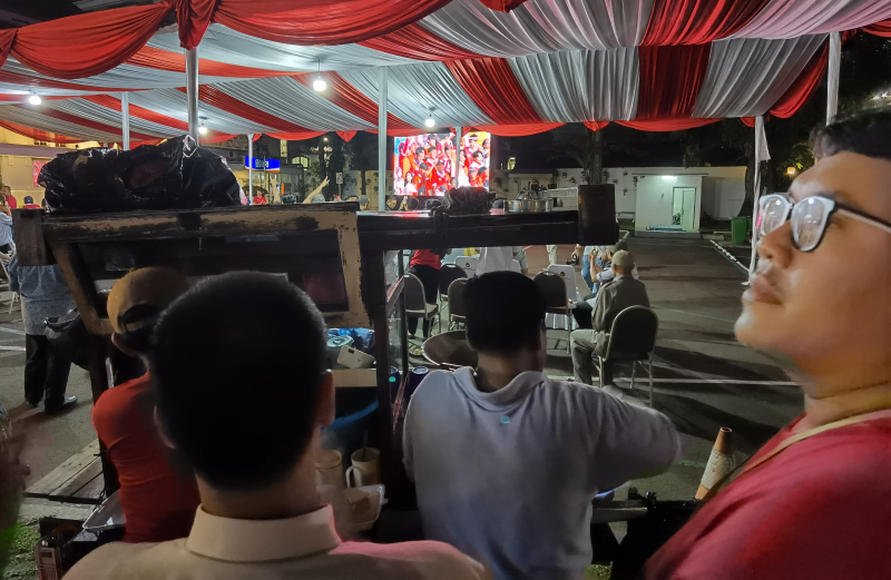 Warga antusias nonton bareng yang digelar oleh Kemenko PMK. (BeritaNasional/Elvis Sendouw)