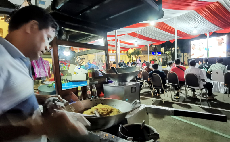 Warga antusias nonton bareng yang digelar oleh Kemenko PMK. (BeritaNasional/Elvis Sendouw)